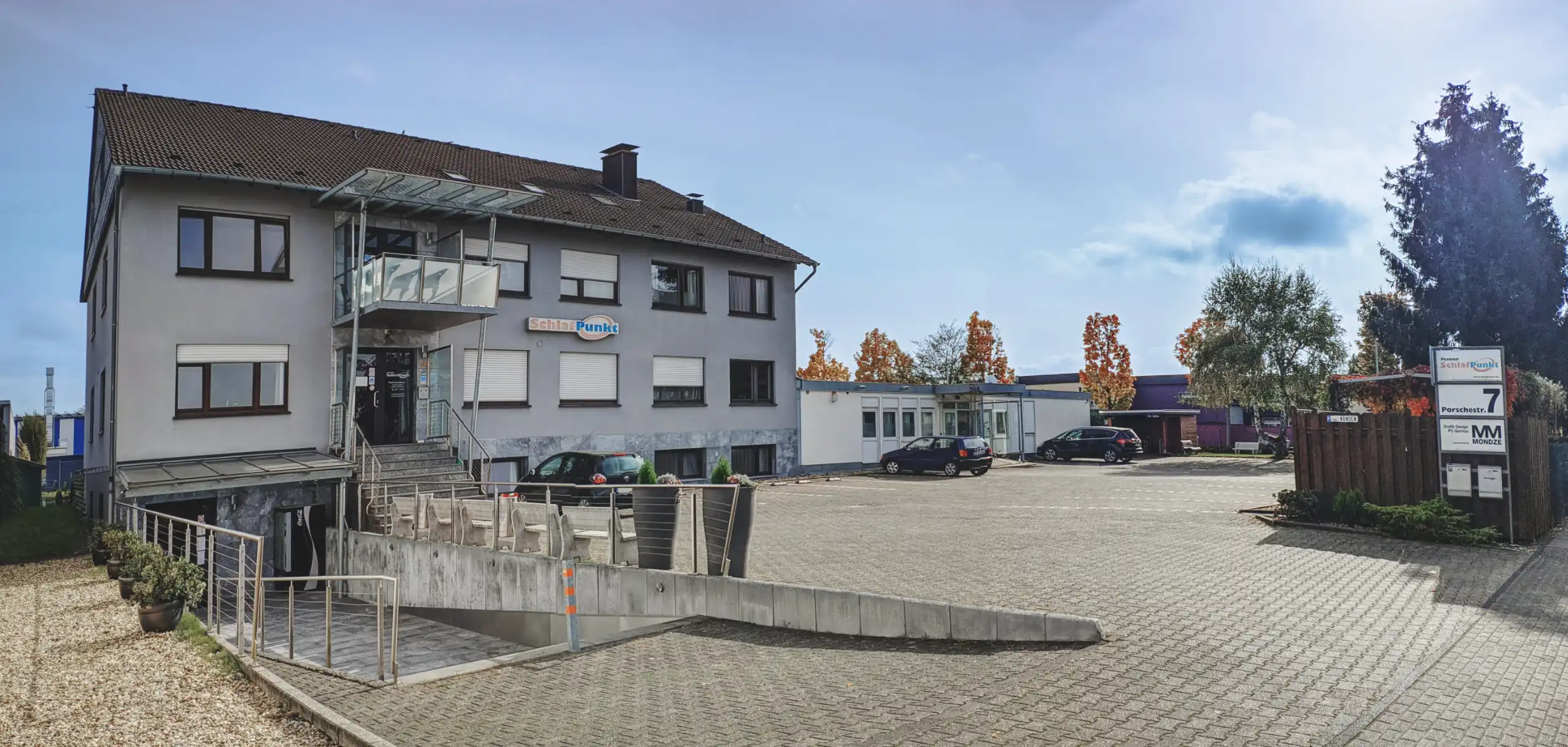 Schlafpunkt Leverkusen Aussenanlage Parkplatz