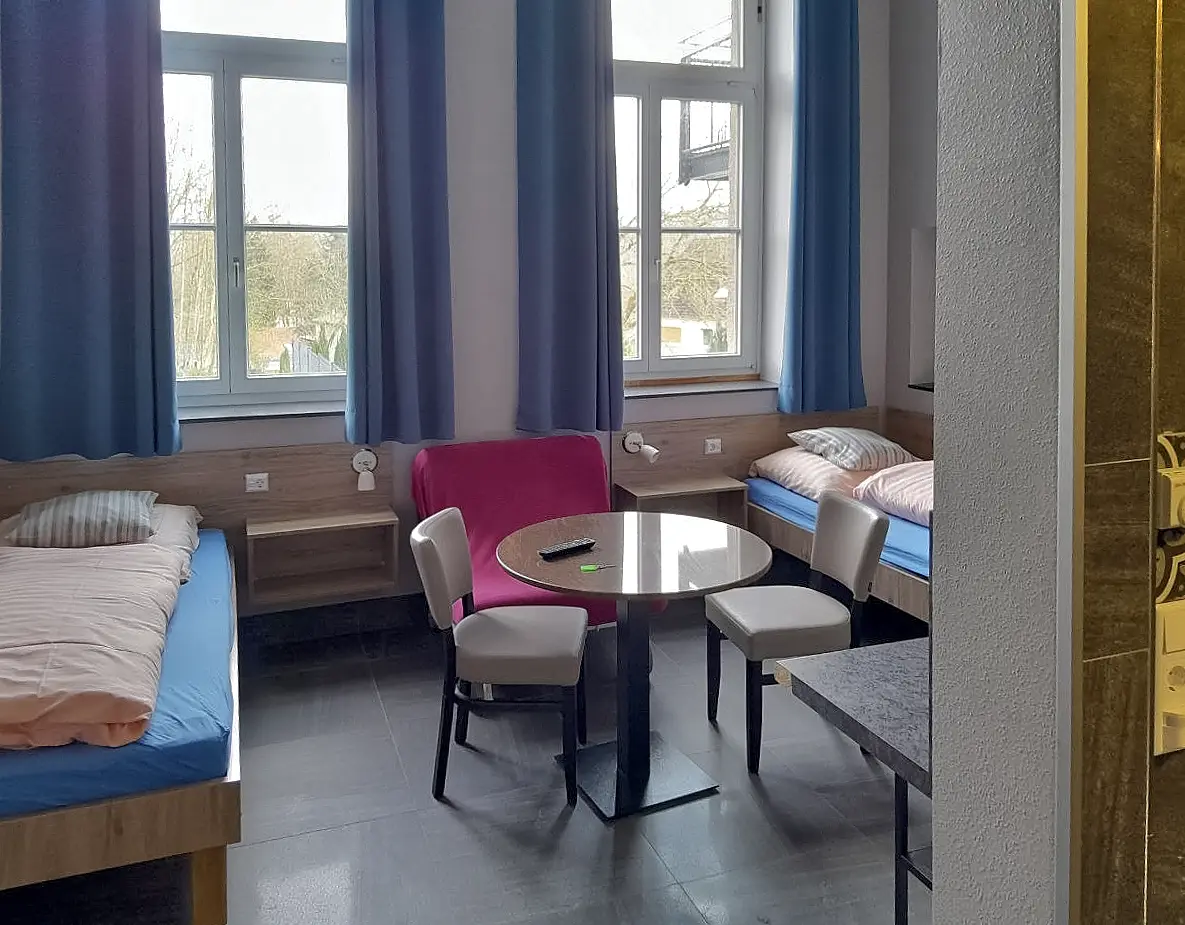 Solingen Doppelbettzimmer mit Bad und zustellbett