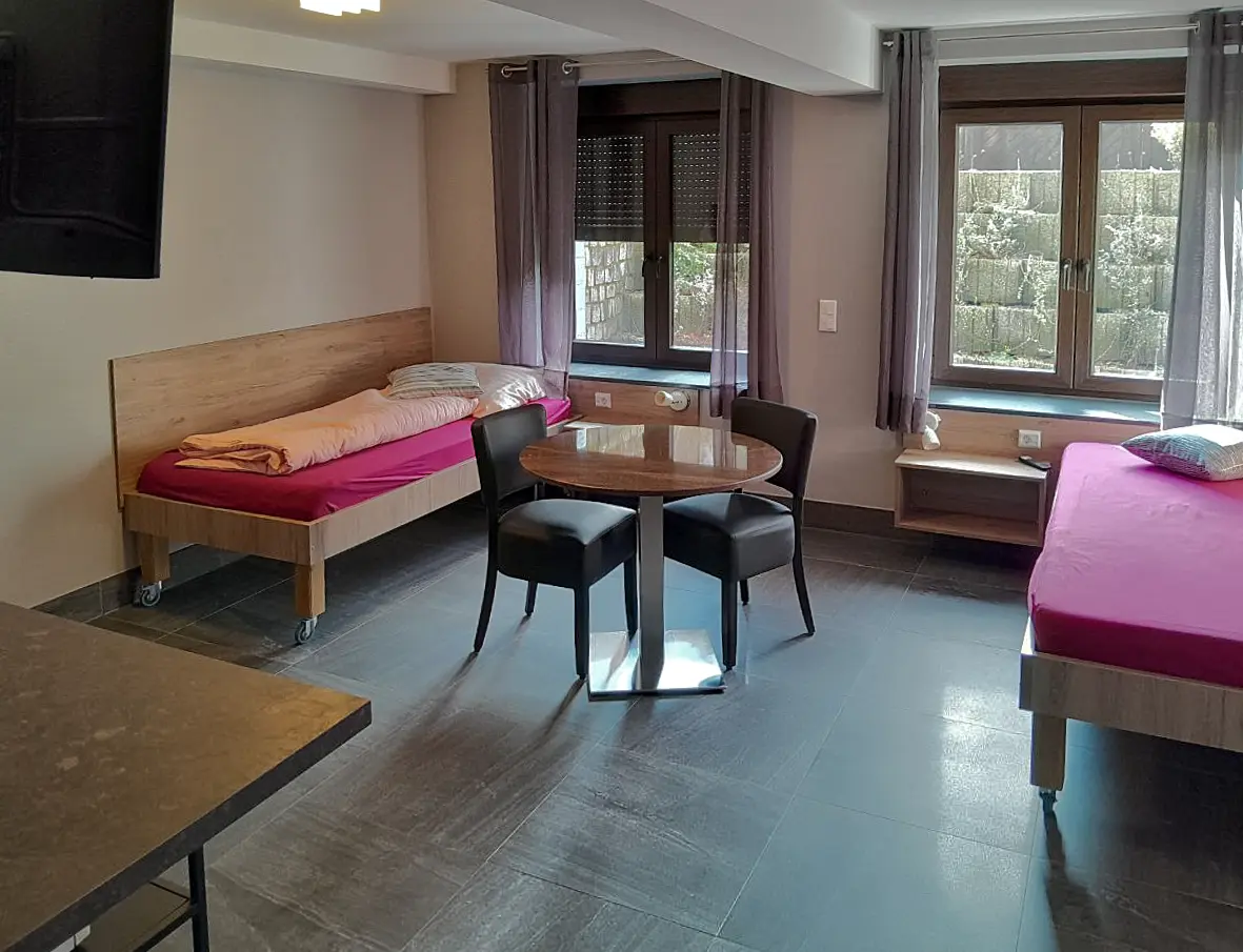 Двухместный номер в Золингене с ванной комнатой и мини-кухней в подвале