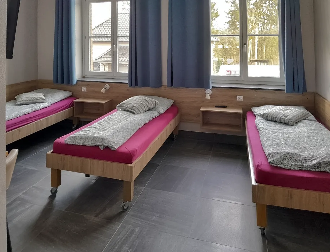 Solingen Dreibettzimmer Teeküche mit Bad